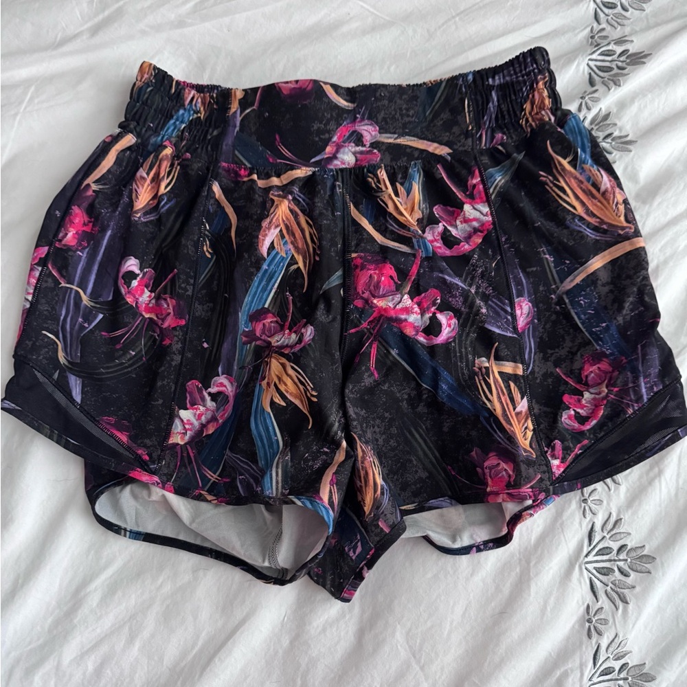 Lululemon Hotty Hot HR 4" Size 6 Floral Women's Short